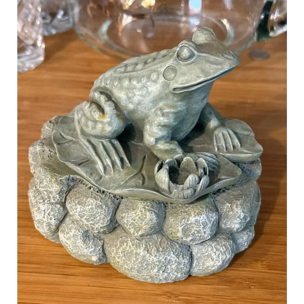 Pale Green Resin Frog Key‎ Hider Hide A Key or Trinket Box w Lid